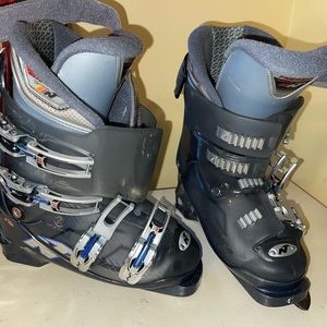 Nordica custom thermo fit. 25.5 unisex ski boots.